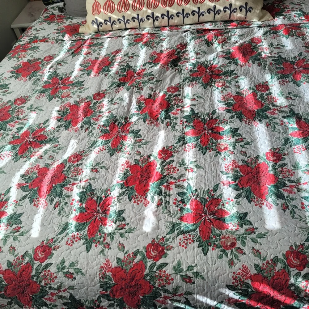 Reversible 3pc king/Queen comforter Poinsettias Holidays comforter set